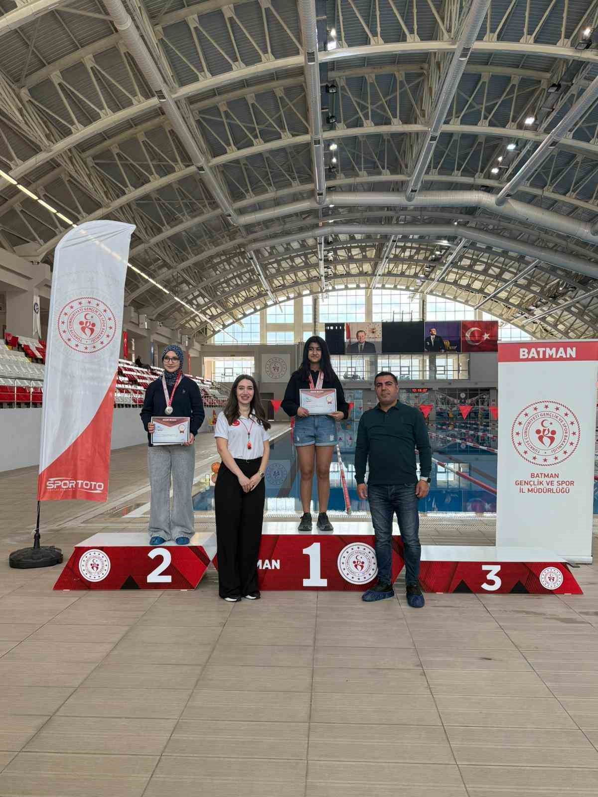 Batman’da yüzme yıldızları sahne aldı
