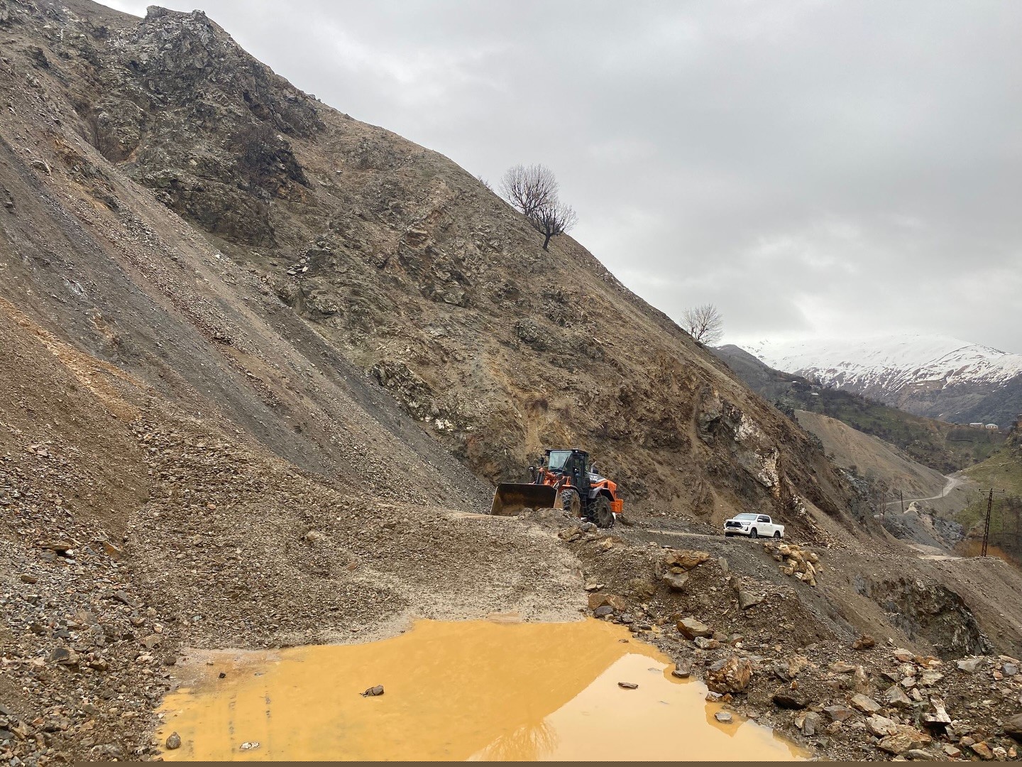 Batman’ın üç ilçesinde meydana gelen toprak kayması ulaşımda aksamalara neden oldu
