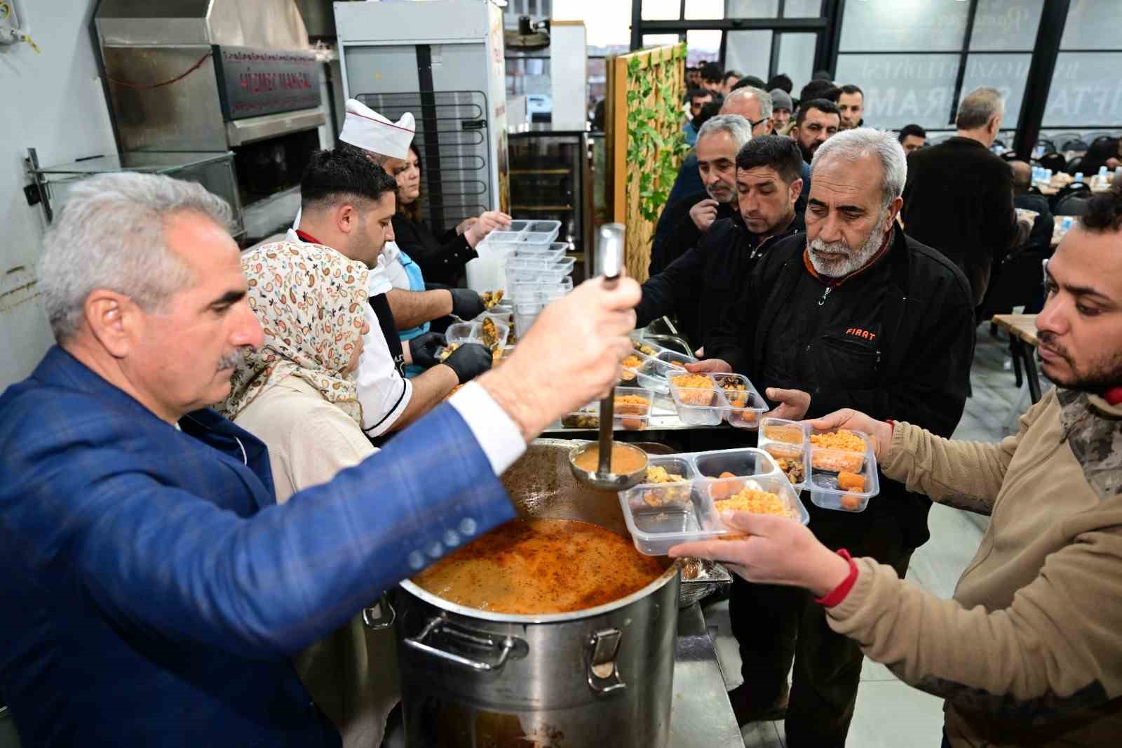 Battalgazi Belediyesi iftarı çadırlarda değil restoranda veriyor
