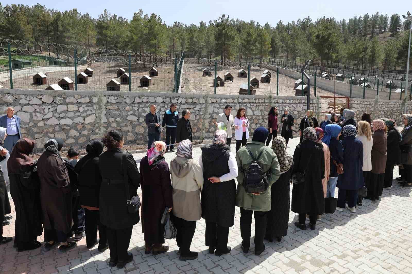 Battalgazi Belediyesi proje ve yatırımları AK Parti Yeşilyurt Kadın Kolları’na tanıtıldı
