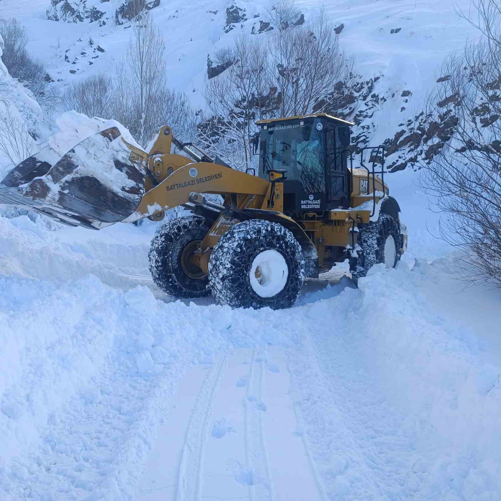 Battalgazi’de 1 metreyi bulan karla mücadele
