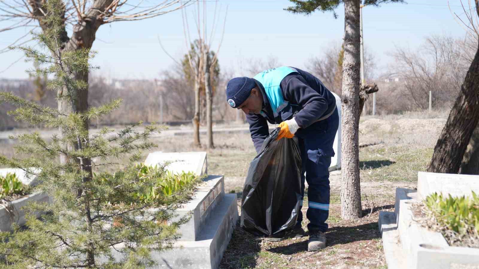 Battalgazi’de bayram öncesi cami ve mezarlıklar temizleniyor
