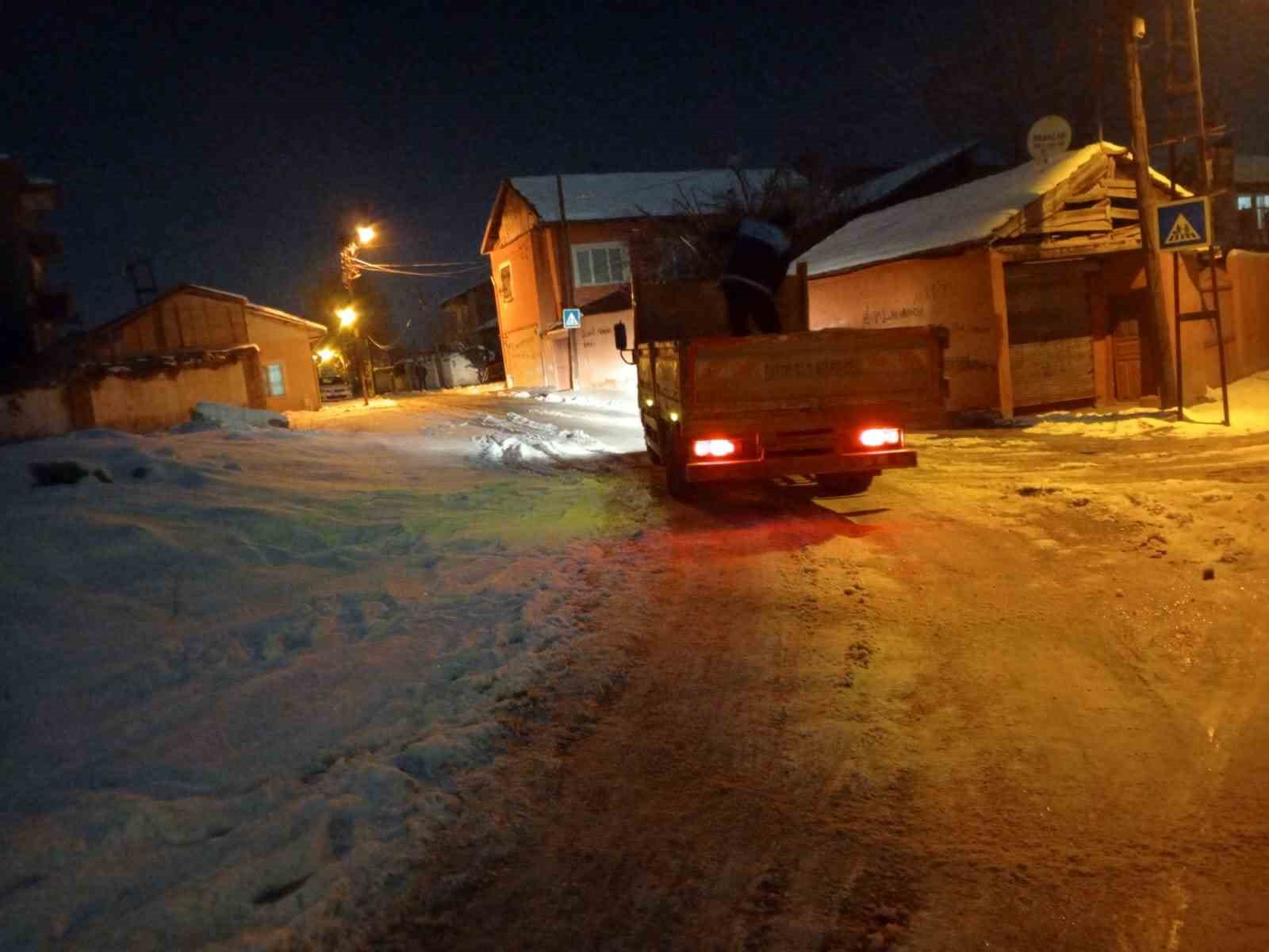 Battalgazi’de buzlanmaya karşı tuzlama mesaisi
