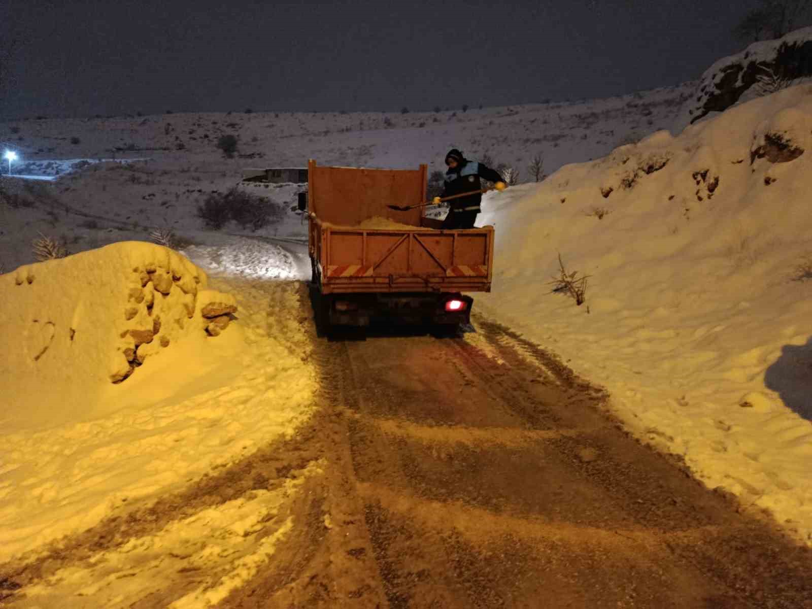 Battalgazi’de buzlanmaya karşı tuzlama mesaisi
