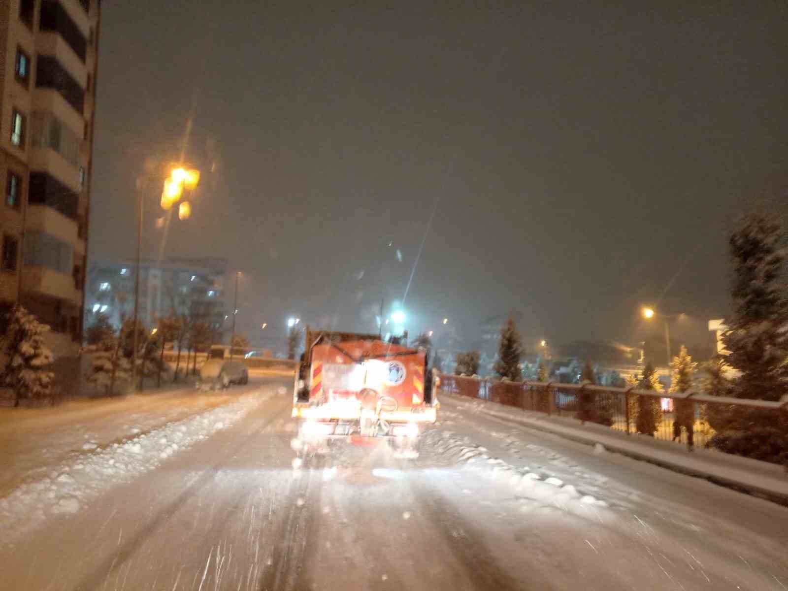 Battalgazi’de buzlanmaya karşı tuzlama mesaisi
