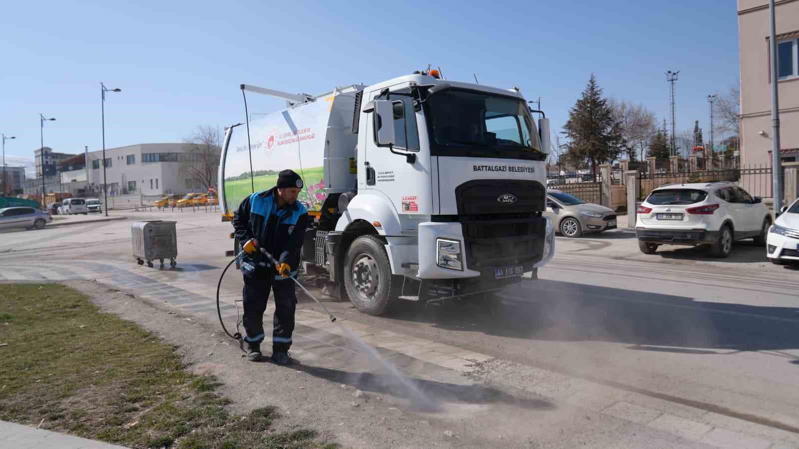 Battalgazi’de Derme Deresi çevresinde temizlik ve yıkama çalışması
