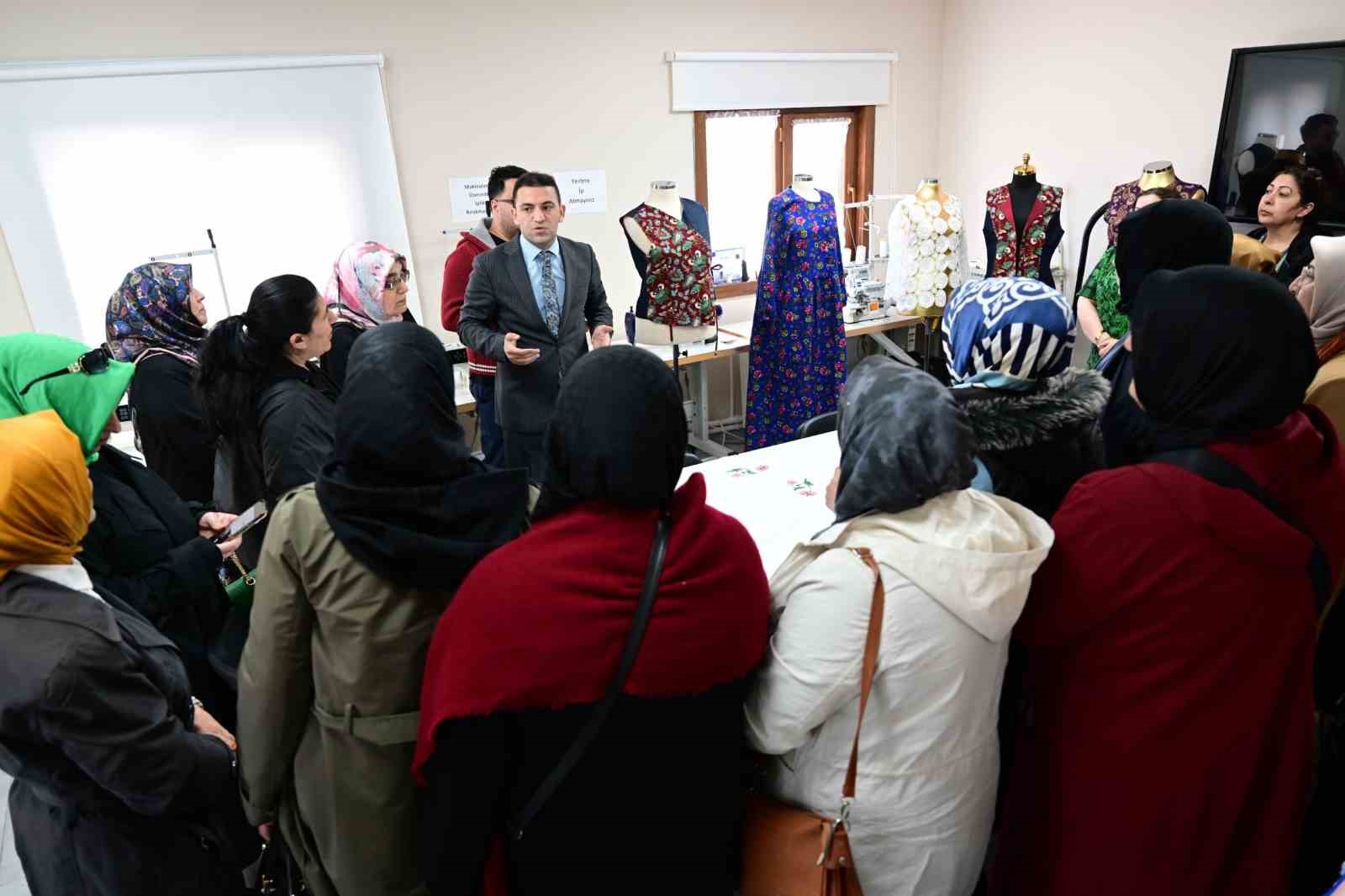 Battalgazi’de projeler kadın kollarına tanıtıldı
Battalgazi’de projeler kadın kollarına tanıtıldı