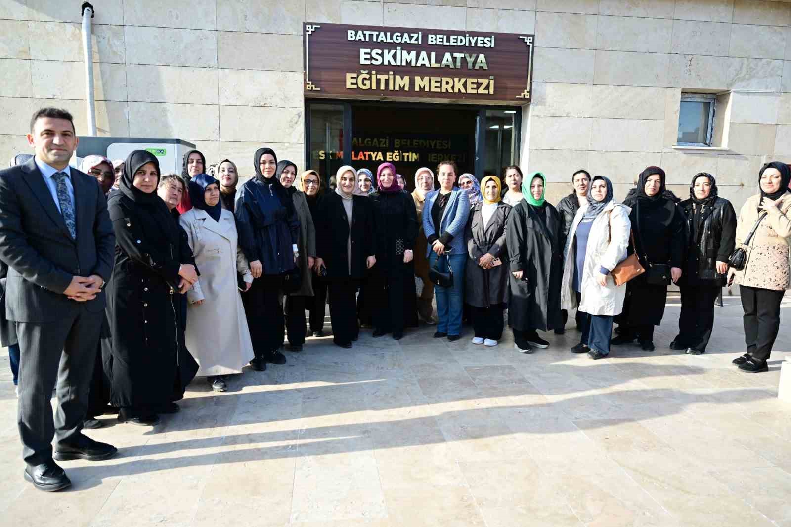 Battalgazi’de projeler kadın kollarına tanıtıldı
Battalgazi’de projeler kadın kollarına tanıtıldı