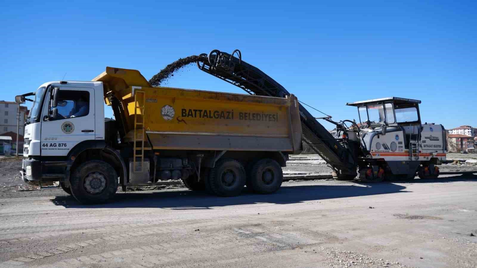 Battalgazi’de sökülen asfalt kırsal yollarda değerlendiriliyor
