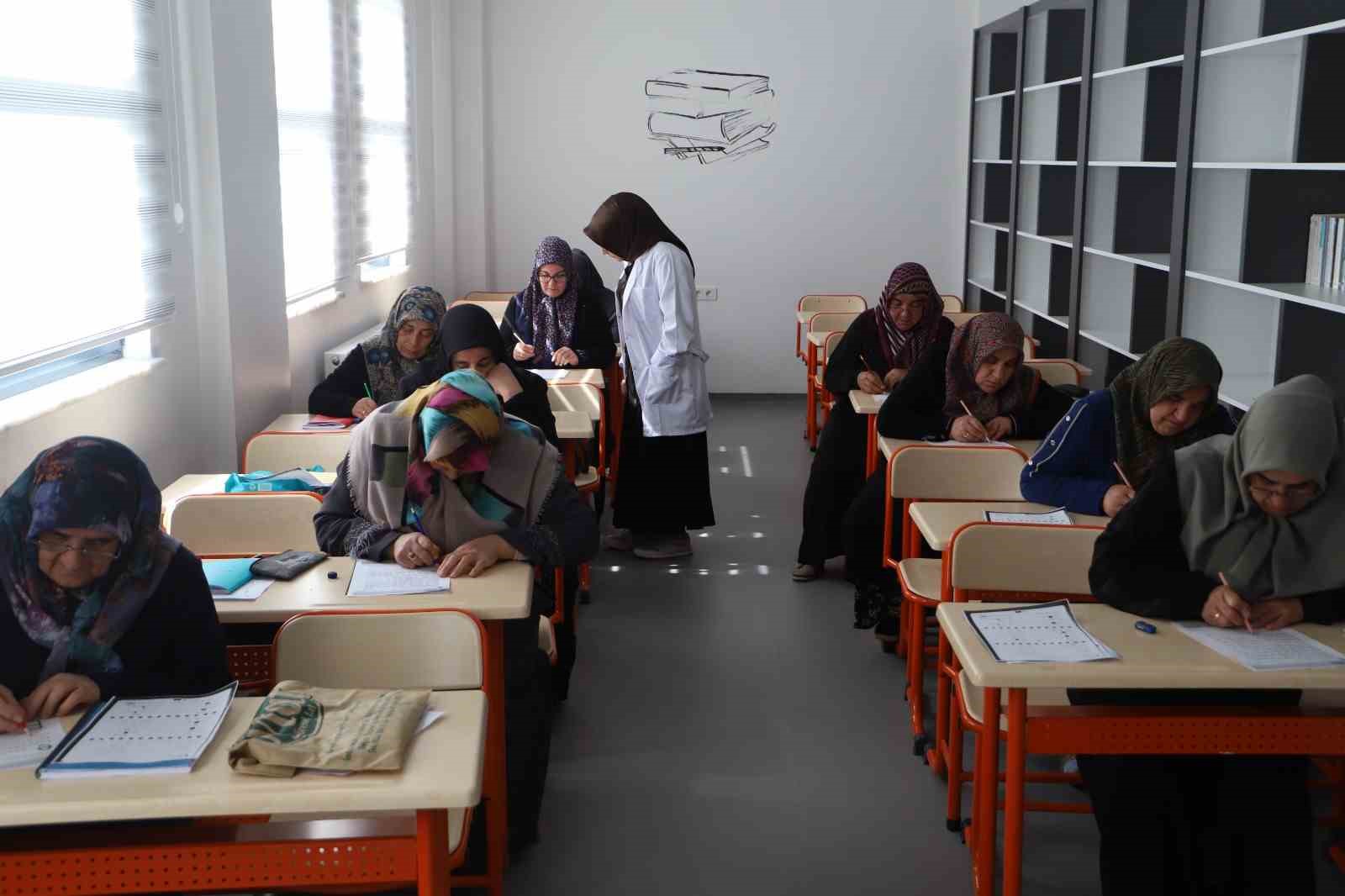 Battalgazi’de yaşlı vatandaşlara okuma yazma desteği
