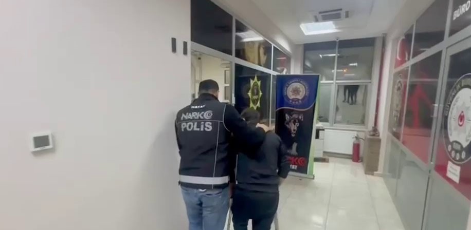 Battaniyeye zulalanan uyuşturucuyu narkotik köpeği buldu

