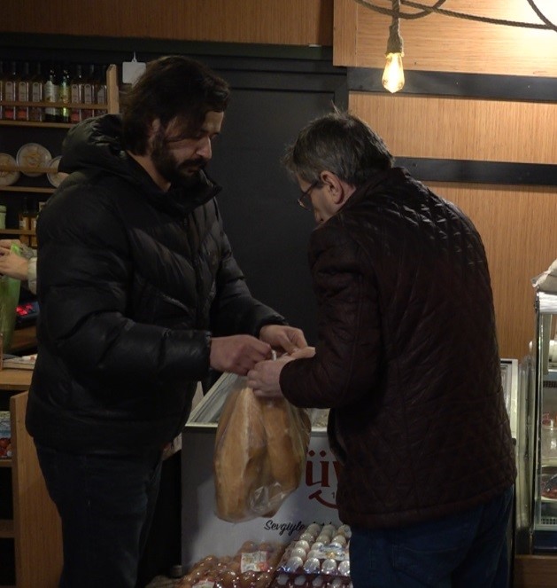 Bayat ekmek fiyatına sıcak ekmek: Mahalle esnafından emsal davranış
