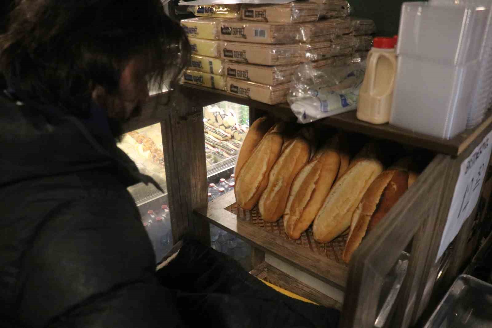 Bayat ekmek fiyatına sıcak ekmek: Mahalle esnafından emsal davranış
