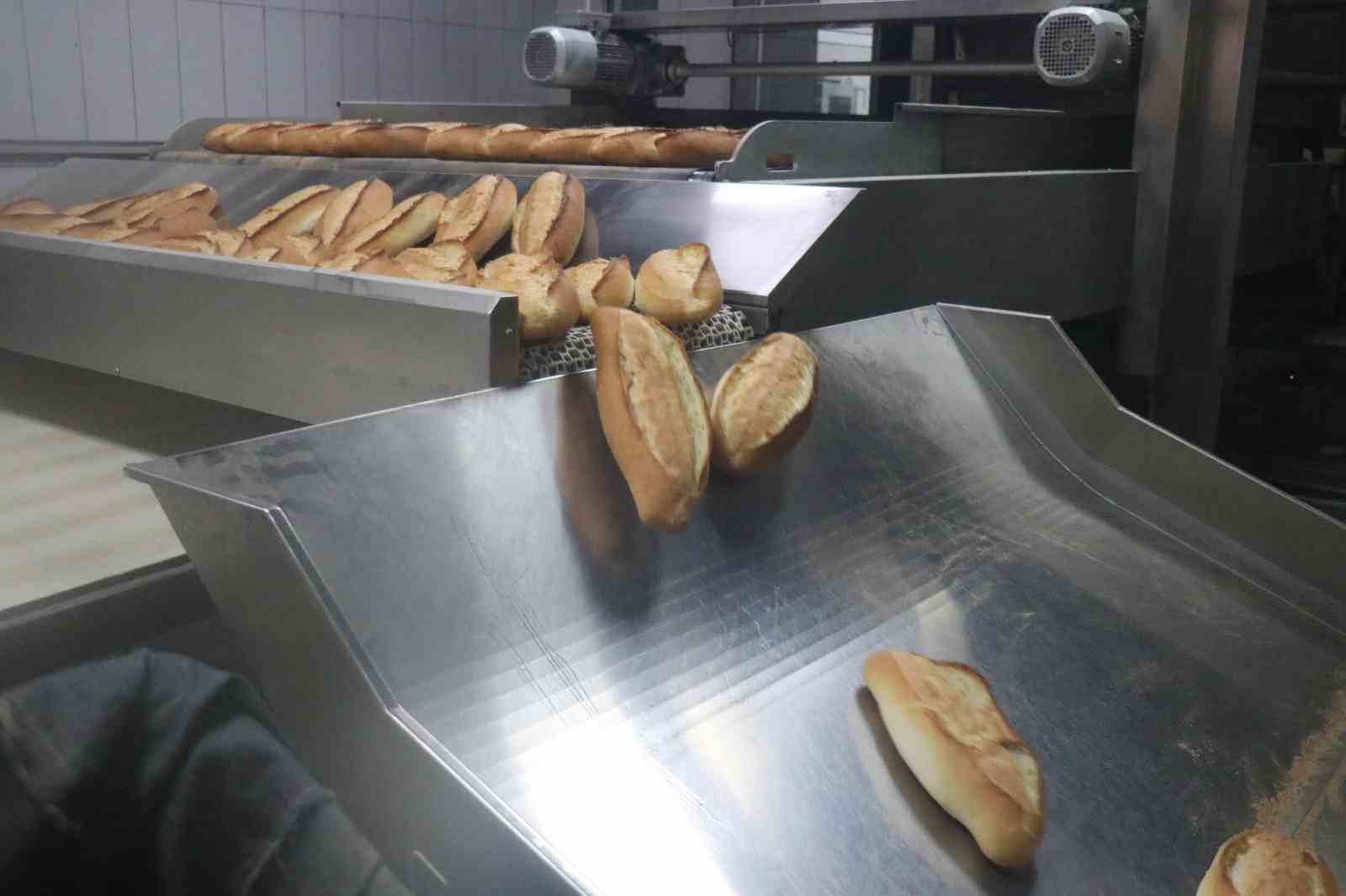 Bayat ekmek fiyatına sıcak ekmek: Mahalle esnafından emsal davranış
