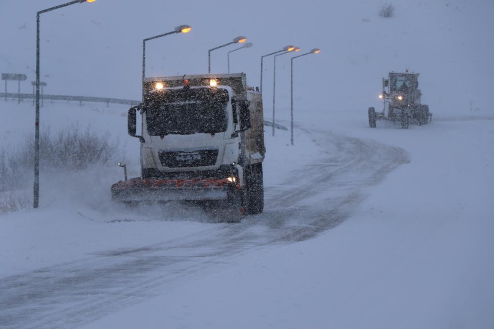 Bayburt-Araklı yolu ile Salmankaş güzergâhında çığ tehlikesi devam ediyor
