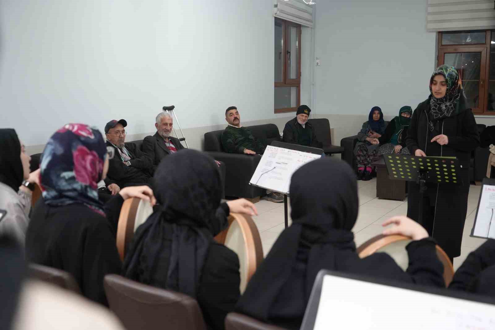 Bayburt huzurevinde manevi buluşma: Bendirler çalındı, ilahiler söylendi
