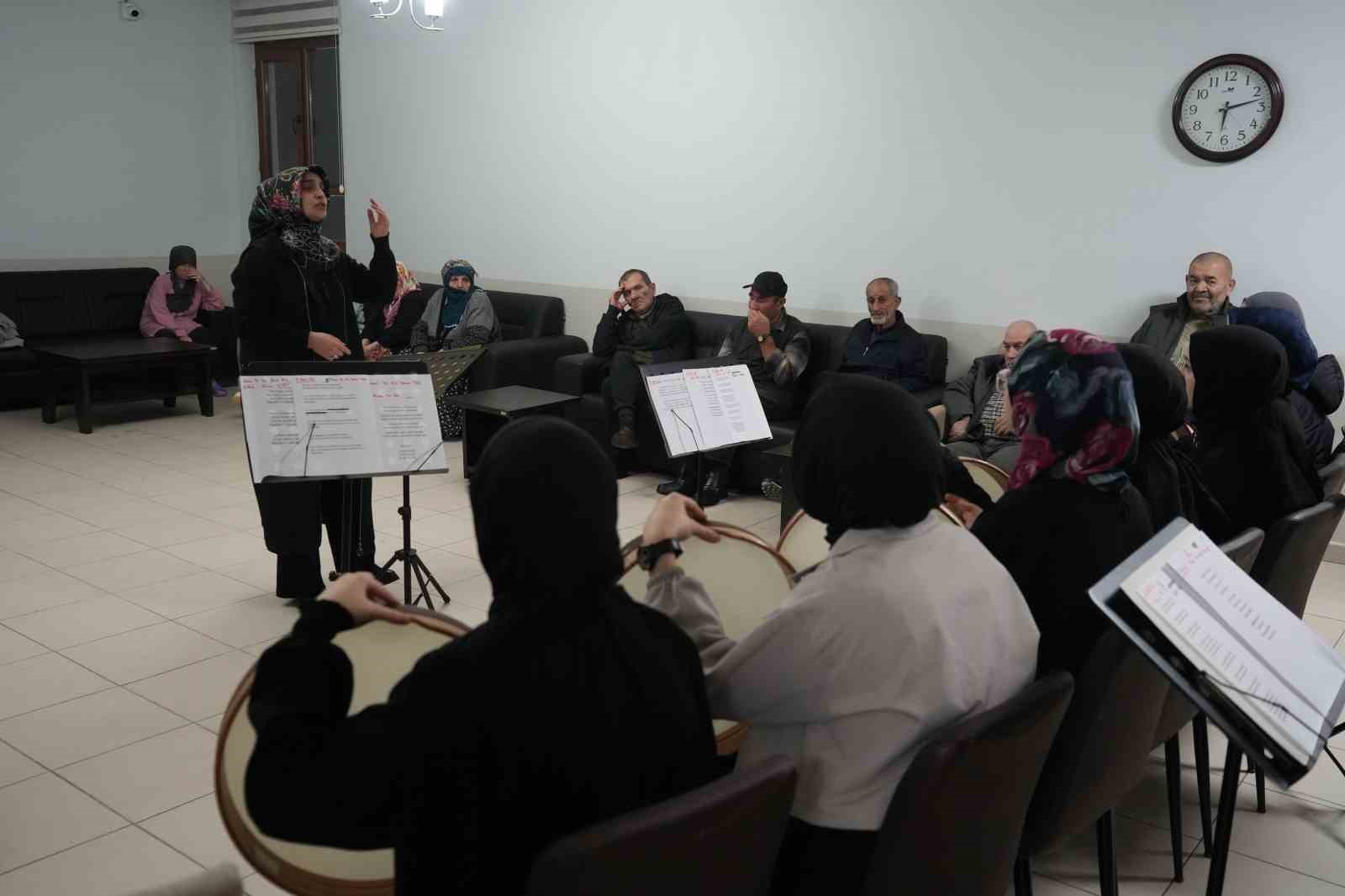 Bayburt huzurevinde manevi buluşma: Bendirler çalındı, ilahiler söylendi
