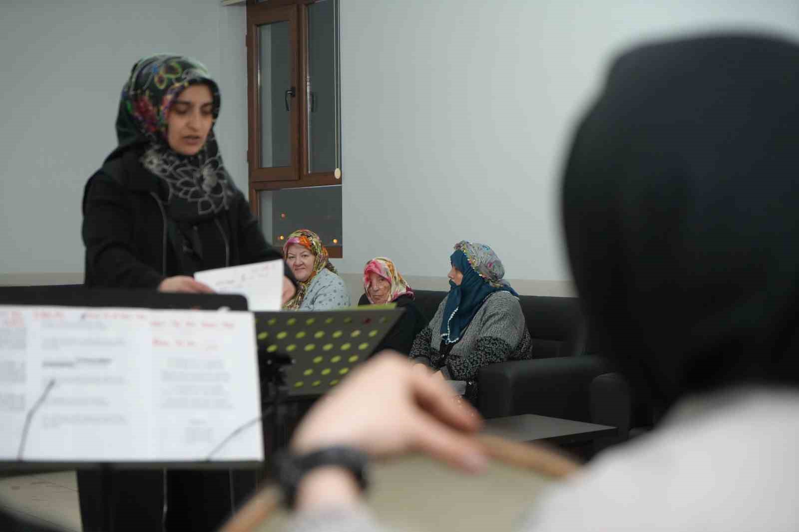 Bayburt huzurevinde manevi buluşma: Bendirler çalındı, ilahiler söylendi
