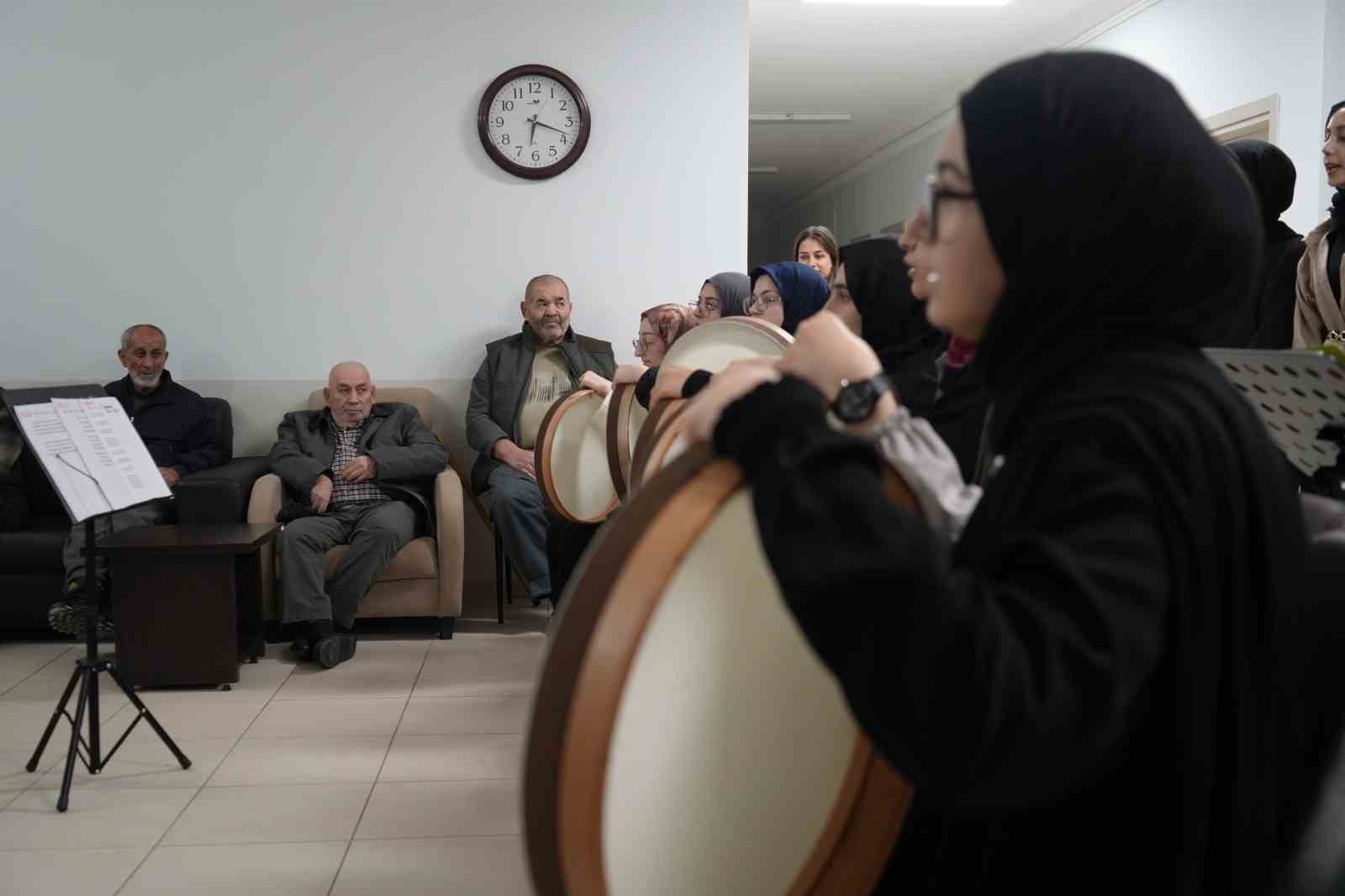 Bayburt huzurevinde manevi buluşma: Bendirler çalındı, ilahiler söylendi
