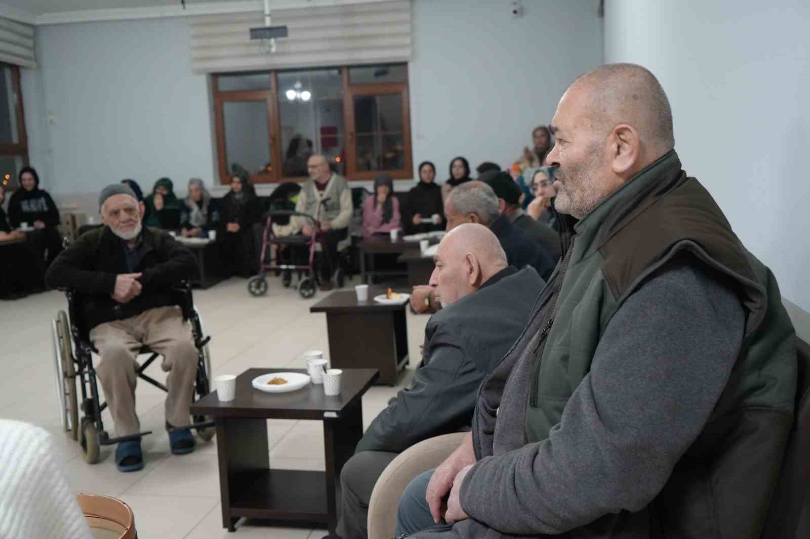 Bayburt huzurevinde manevi buluşma: Bendirler çalındı, ilahiler söylendi
