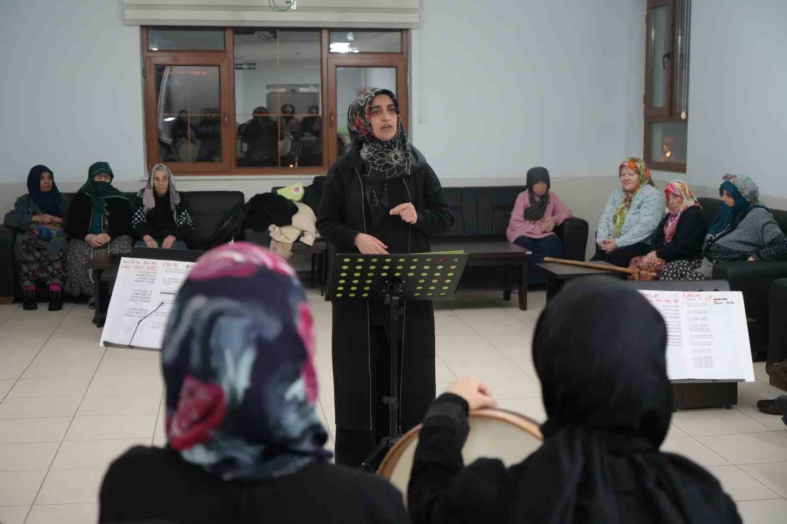 Bayburt huzurevinde manevi buluşma: Bendirler çalındı, ilahiler söylendi
