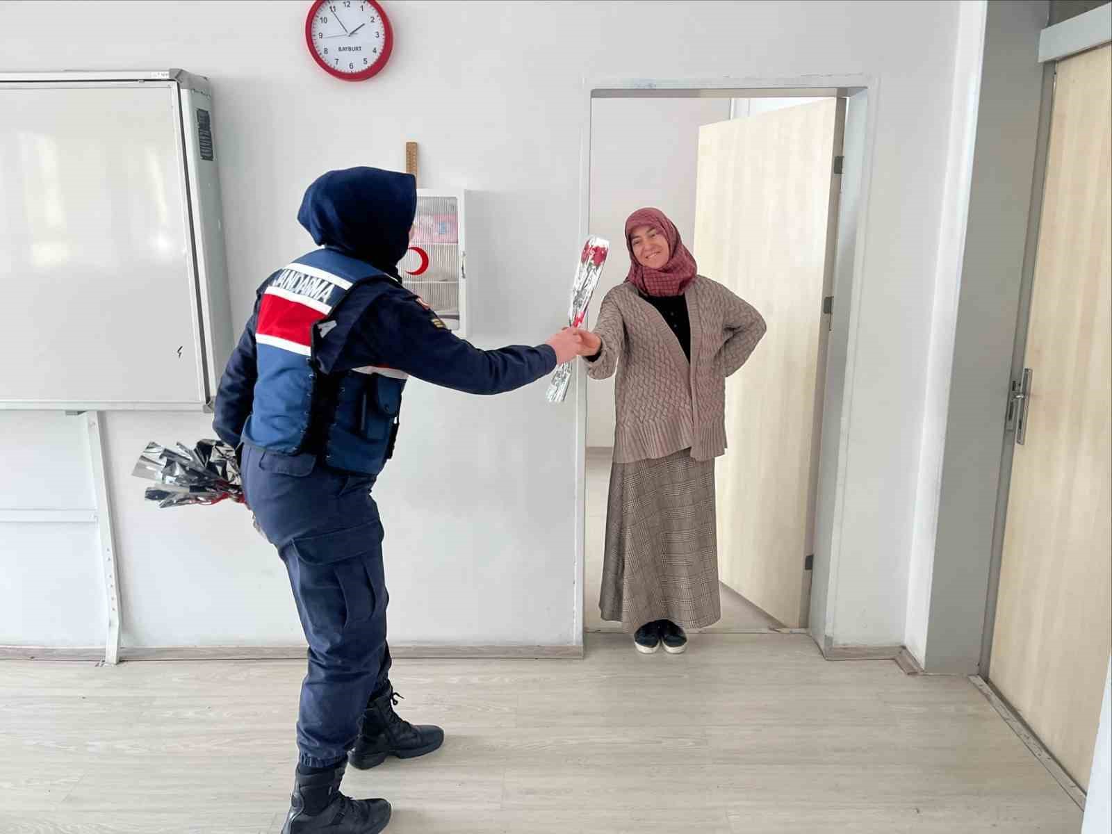 Bayburt jandarması kadın esnaf ve öğretmenlerin kadınlar gününü kutladı
