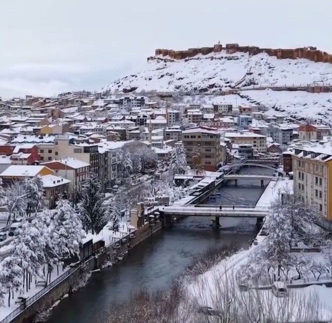 Bayburt kar yağışıyla beyaza büründü
