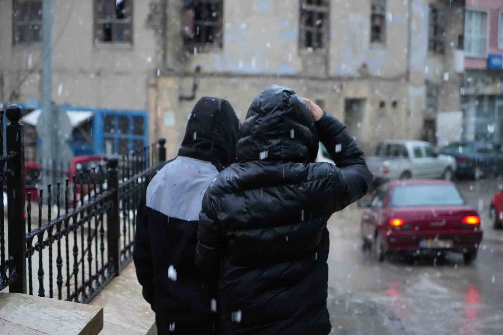 Bayburt kent merkezinde ve yüksek kesimlerde kar yağışı etkili oldu
