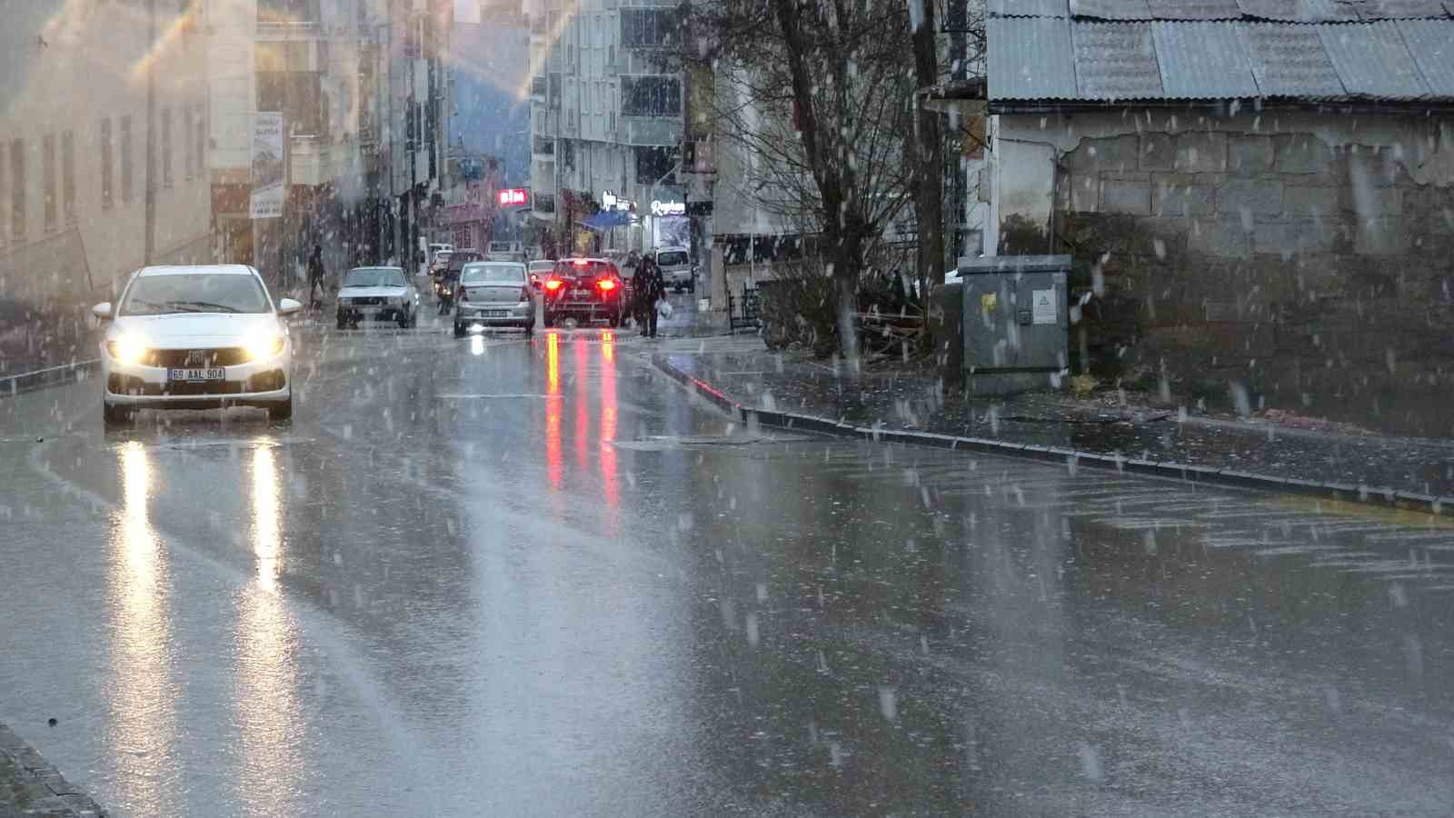 Bayburt kent merkezinde ve yüksek kesimlerde kar yağışı etkili oldu
