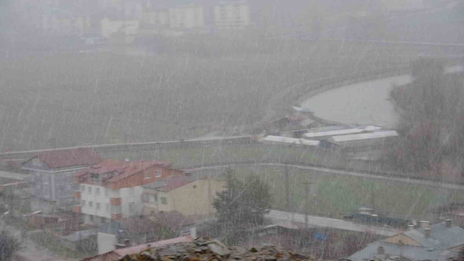 Bayburt kent merkezinde ve yüksek kesimlerde kar yağışı etkili oldu
