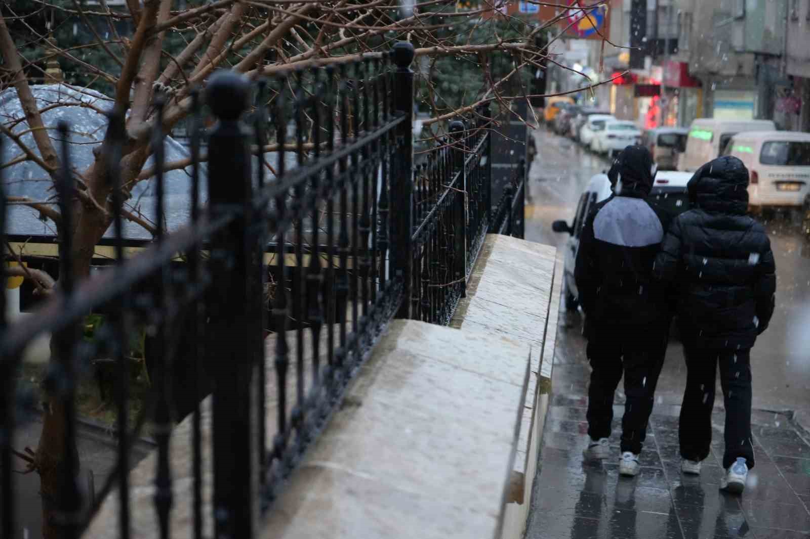 Bayburt kent merkezinde ve yüksek kesimlerde kar yağışı etkili oldu
