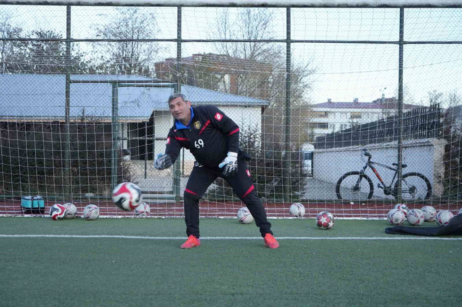 ’Bayburt’ müdür hem ismiyle hem de 40 yıllık futbol tutkusuyla dikkat çekiyor
