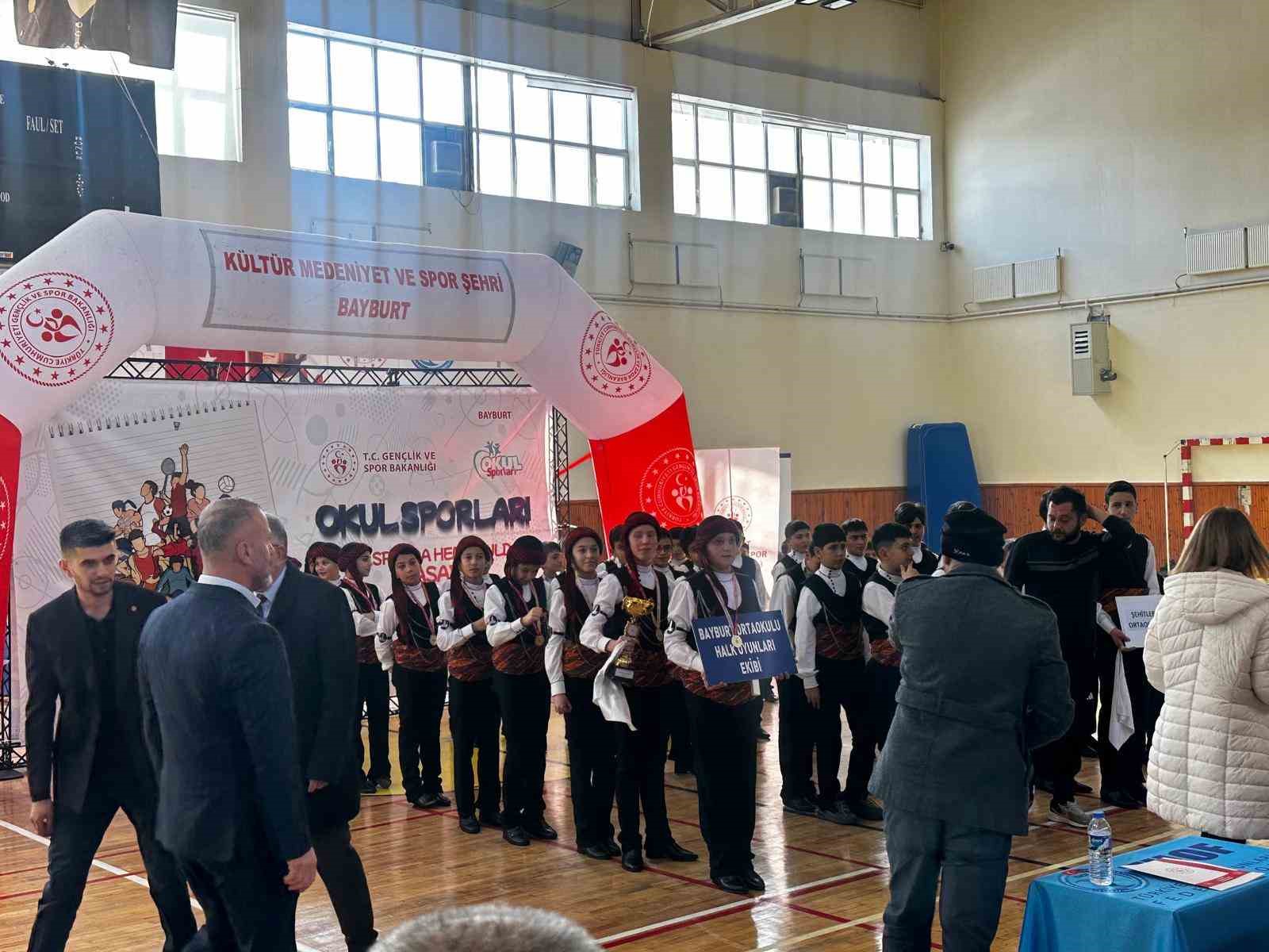 Bayburt Ortaokulu halk oyunlarında Türkiye finallerine yükseldi
