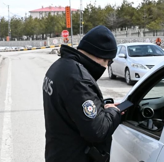 Bayburt polisi huzur ve güven için denetimlerini sürdürüyor
Bayburt polisi huzur ve güven için denetimlerini sürdürüyor