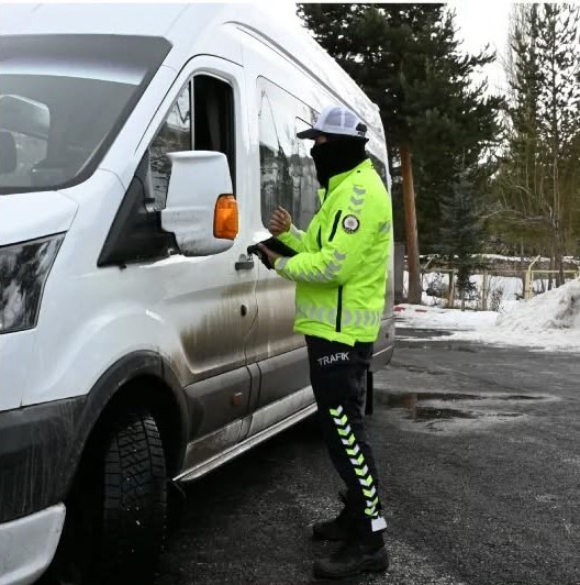Bayburt polisi huzur ve güven için denetimlerini sürdürüyor
Bayburt polisi huzur ve güven için denetimlerini sürdürüyor