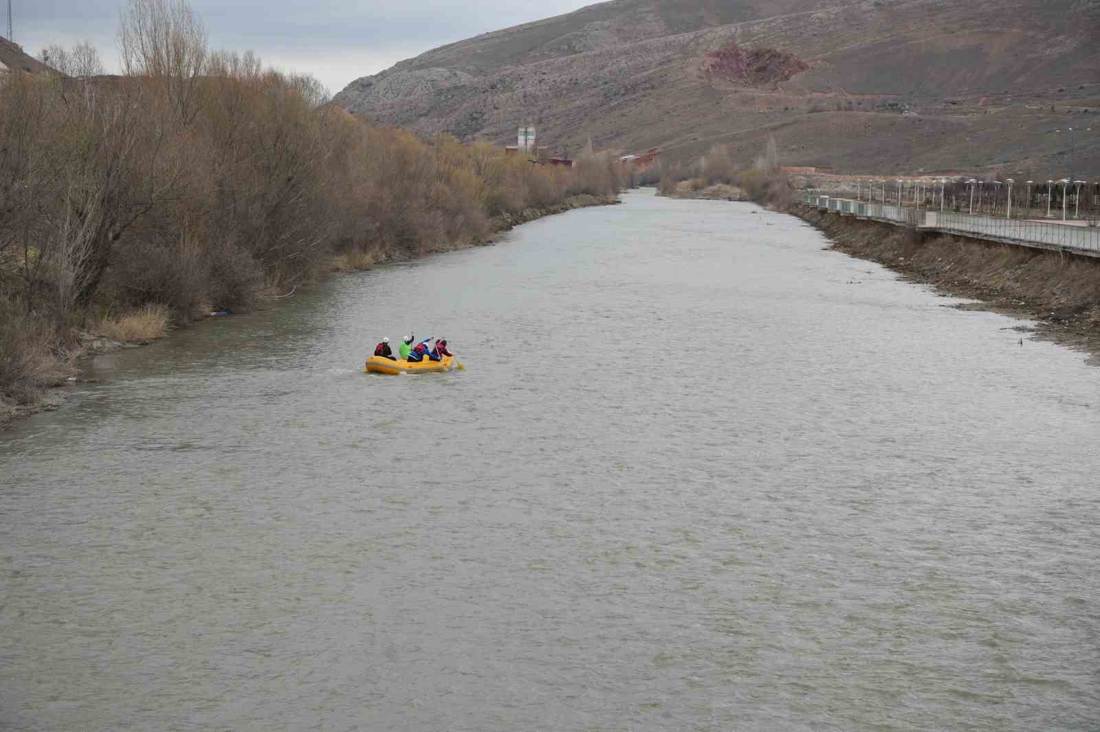 Bayburt Üniversiteler Arası Rafting Şampiyonası nehir inişi yarışıyla tamamlandı
