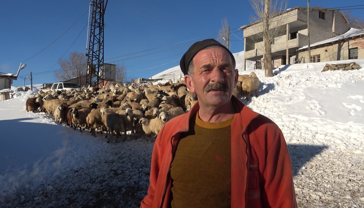 Bayburtlu besici zorlu kış şartlarına rağmen 140 hayvanını sevgiyle büyütüyor
