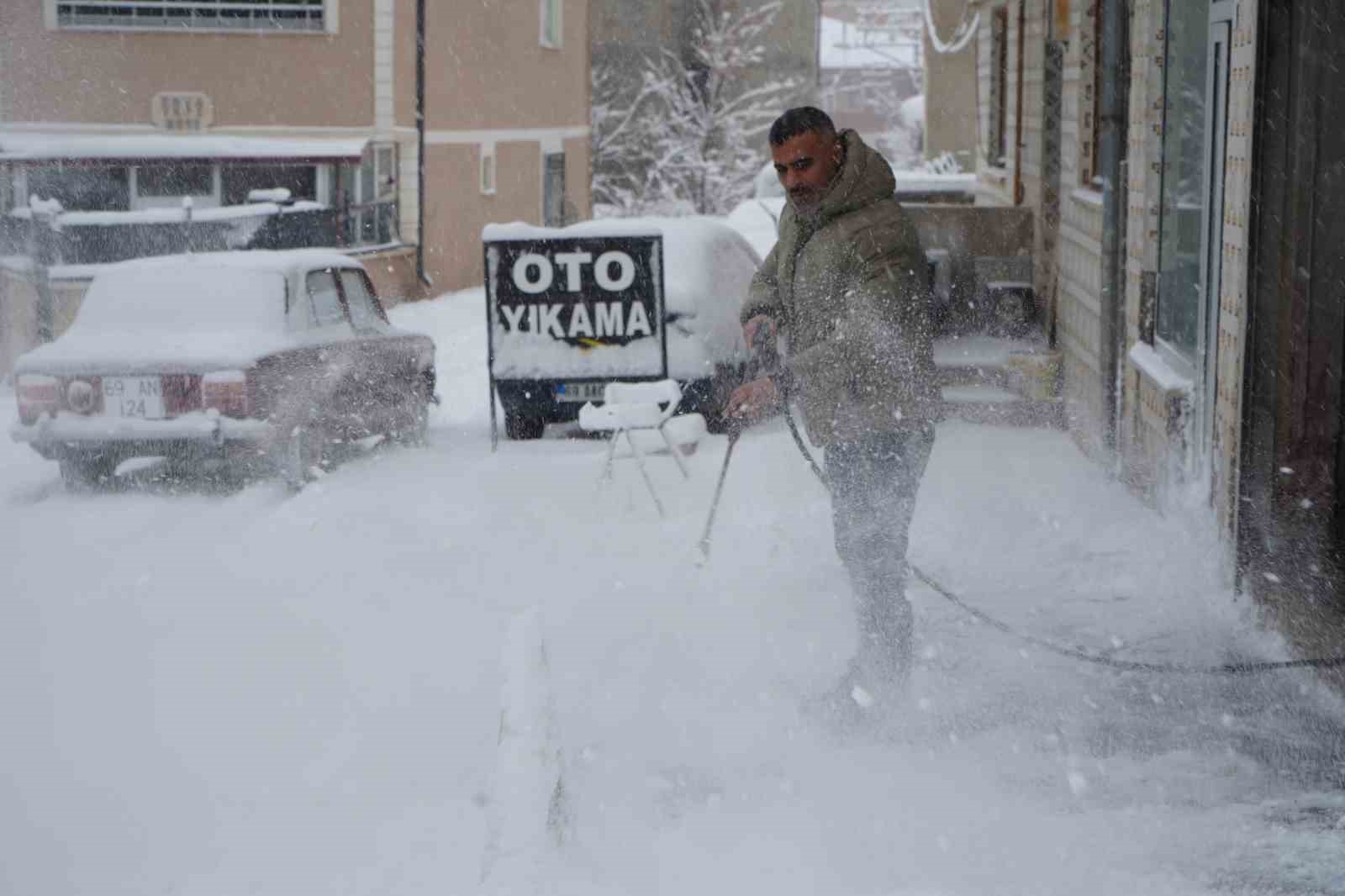 Bayburtlu esnaftan karla mücadeleye pratik çözüm: Karı yüksek basınçlı suyla temizledi
