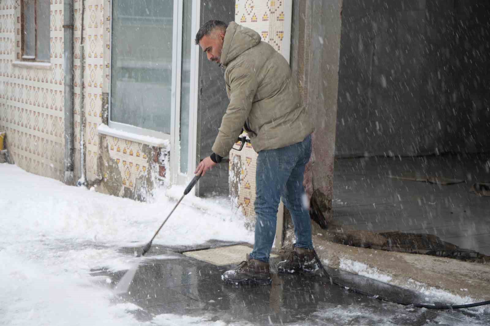 Bayburtlu esnaftan karla mücadeleye pratik çözüm: Karı yüksek basınçlı suyla temizledi
