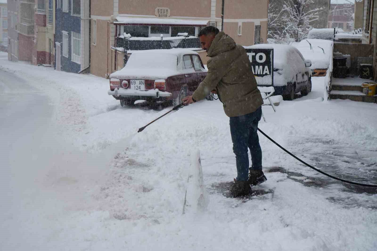 Bayburtlu esnaftan karla mücadeleye pratik çözüm: Karı yüksek basınçlı suyla temizledi
