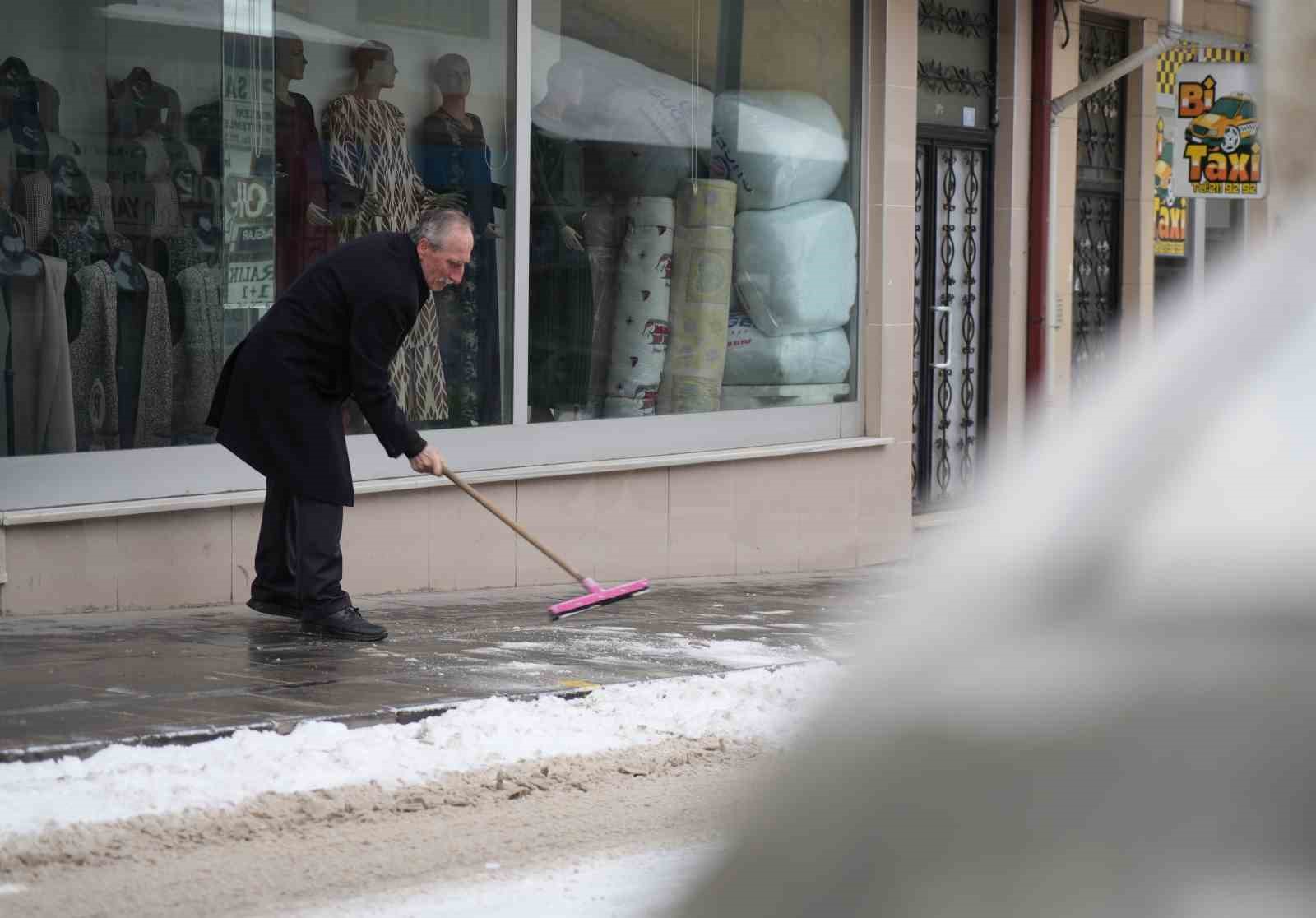 Bayburtlu esnaftan karla mücadeleye pratik çözüm: Karı yüksek basınçlı suyla temizledi
