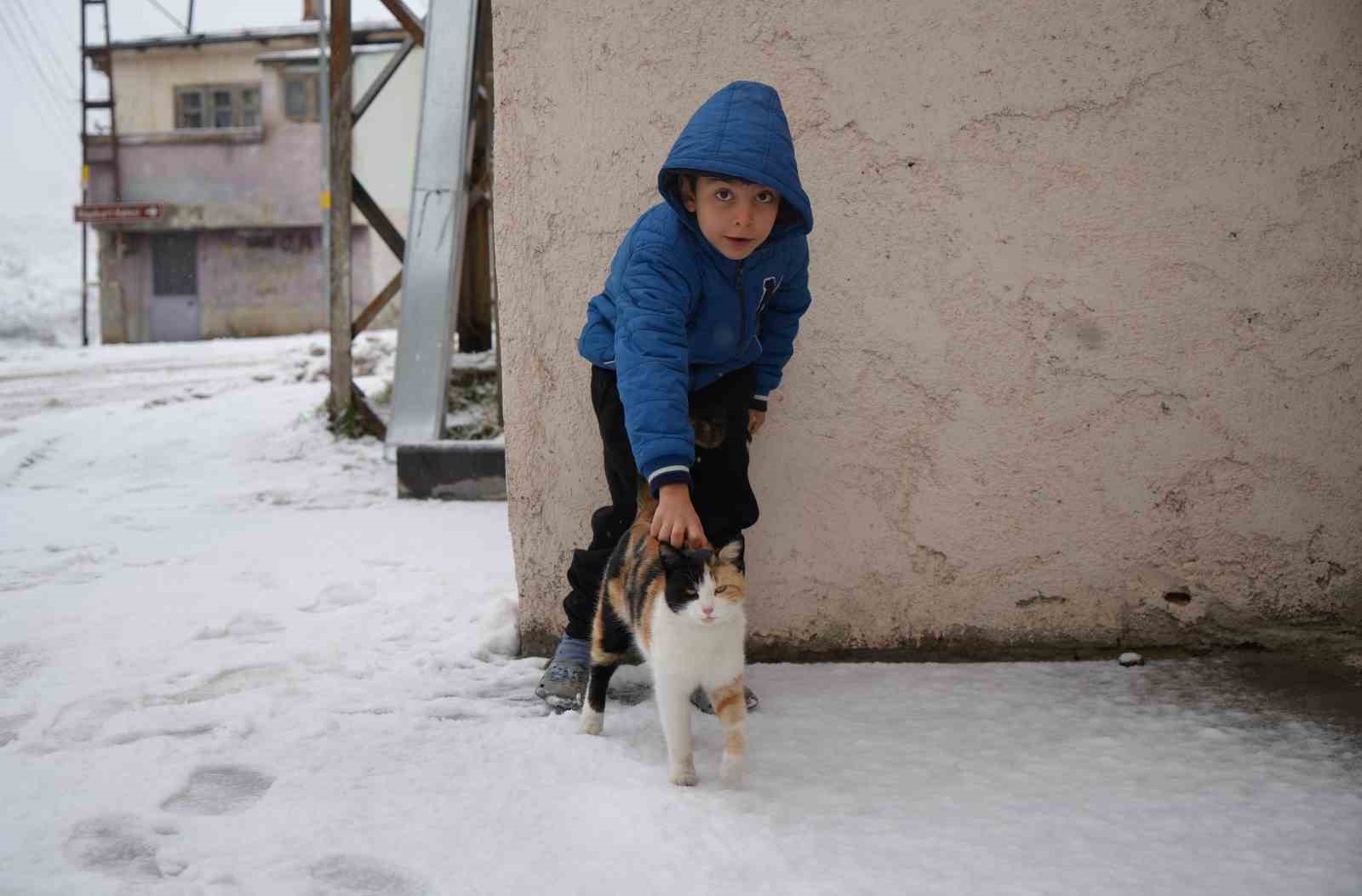 Bayburtlu esnaftan karla mücadeleye pratik çözüm: Karı yüksek basınçlı suyla temizledi
