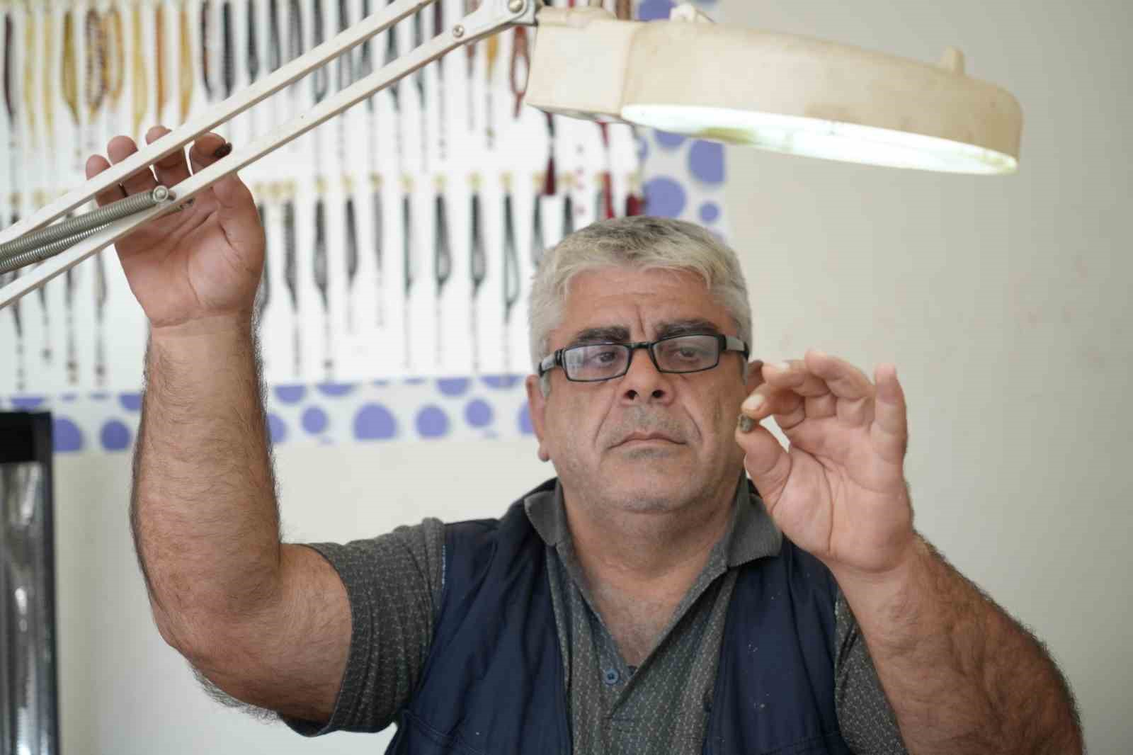 Bayburtlu kehribar ustası işlediği taşta milyonlarca yıllık böcek fosili buldu
