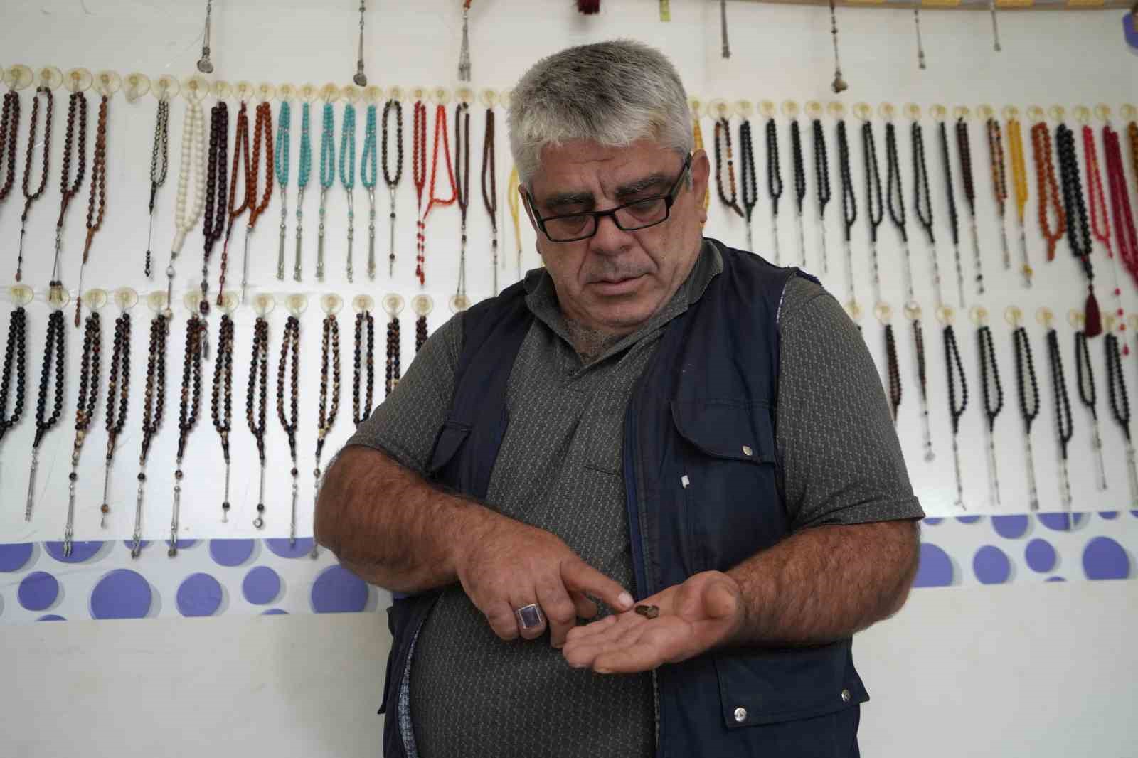 Bayburtlu kehribar ustası işlediği taşta milyonlarca yıllık böcek fosili buldu
