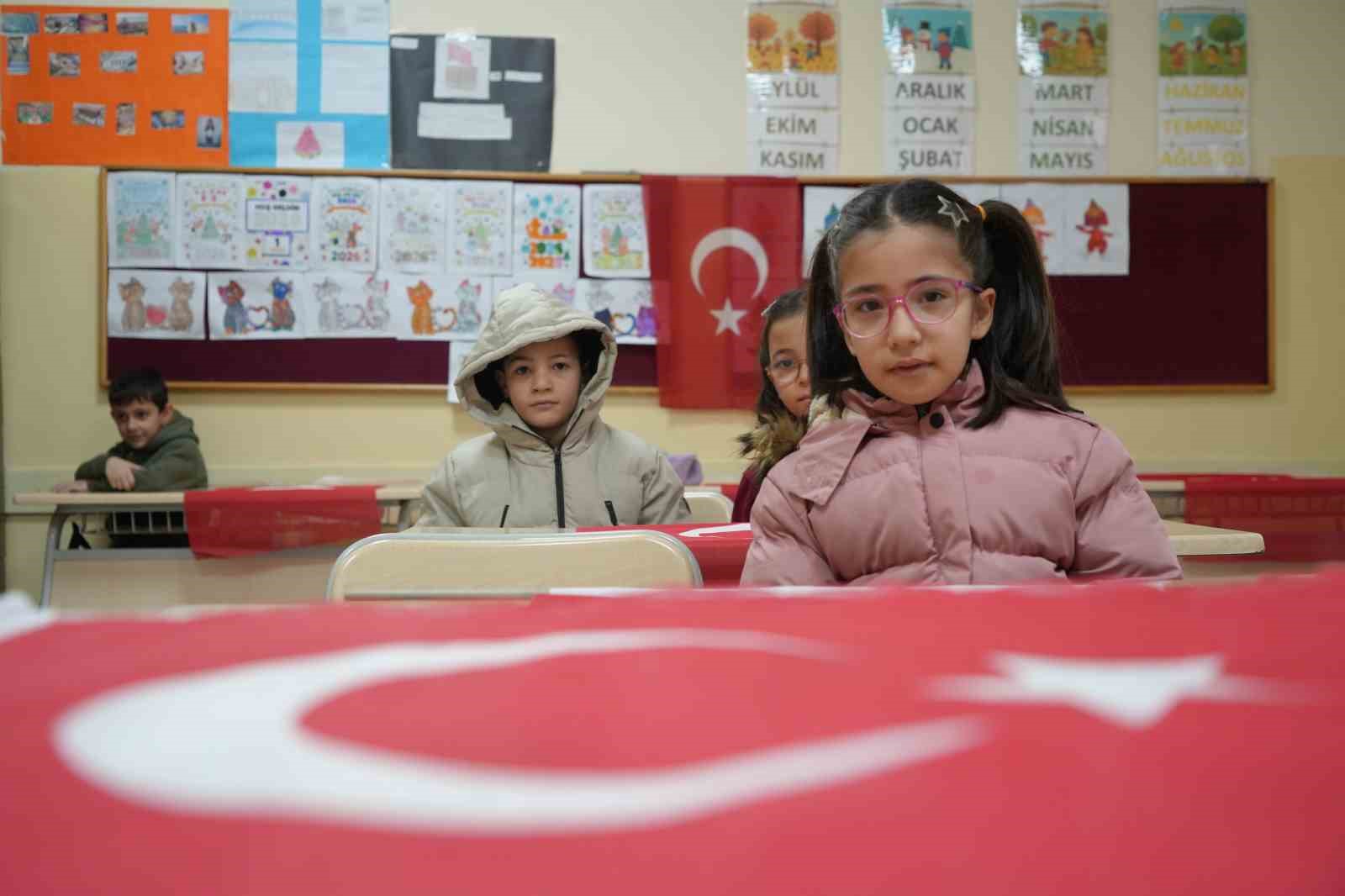 Bayburt’ta 14 bin 319 öğrenci ‘Bayrak Sevgisi’ temasıyla ikinci döneme başladı
