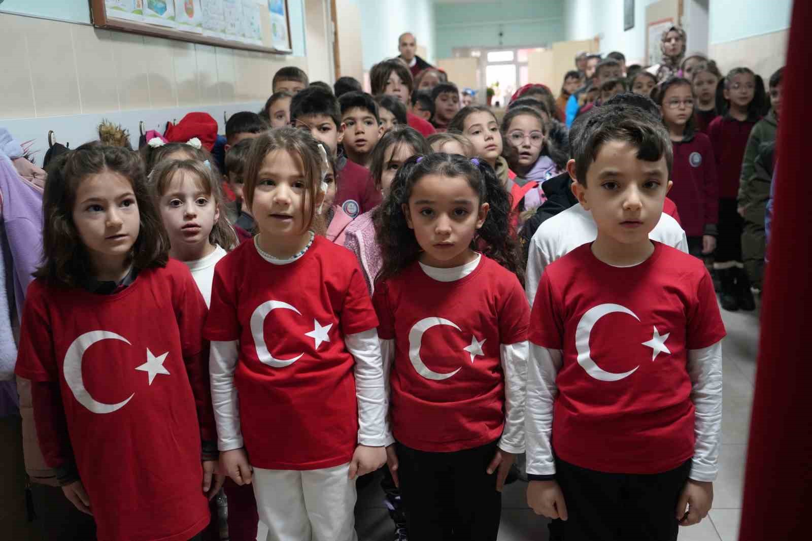 Bayburt’ta 14 bin 319 öğrenci ‘Bayrak Sevgisi’ temasıyla ikinci döneme başladı
