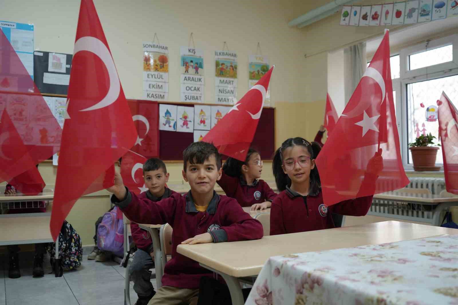 Bayburt’ta 14 bin 319 öğrenci ‘Bayrak Sevgisi’ temasıyla ikinci döneme başladı
