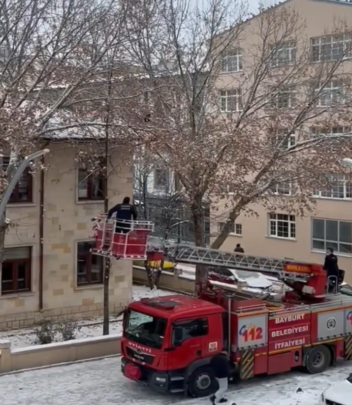 Bayburt’ta ağaç dallarına dolanan kargayı itfaiye kurtardı
