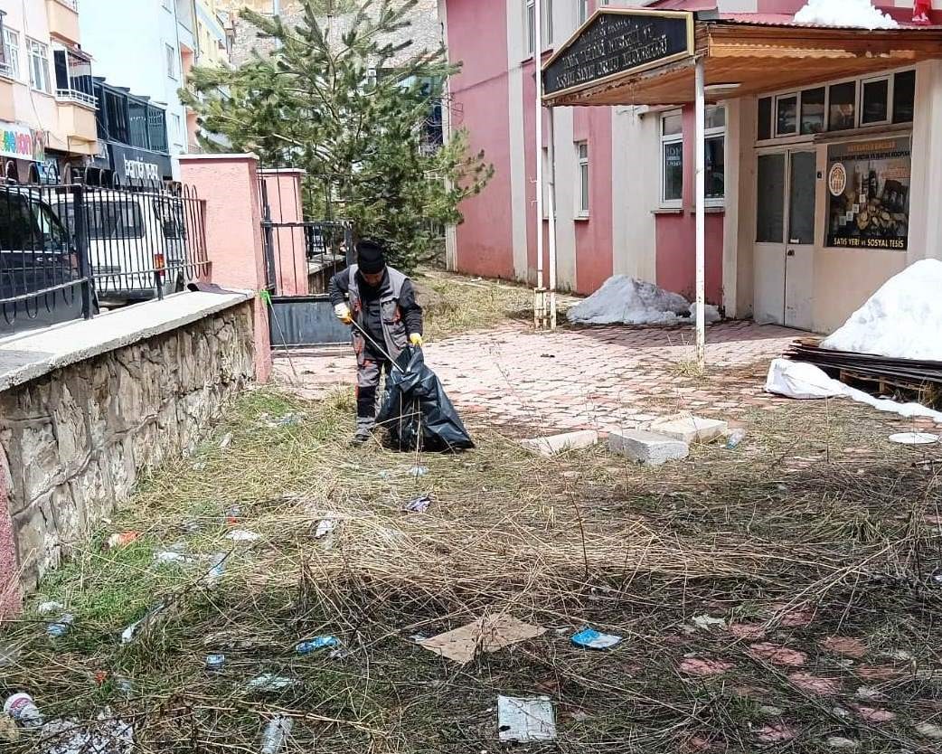 Bayburt’ta bahar temizliği sürüyor
