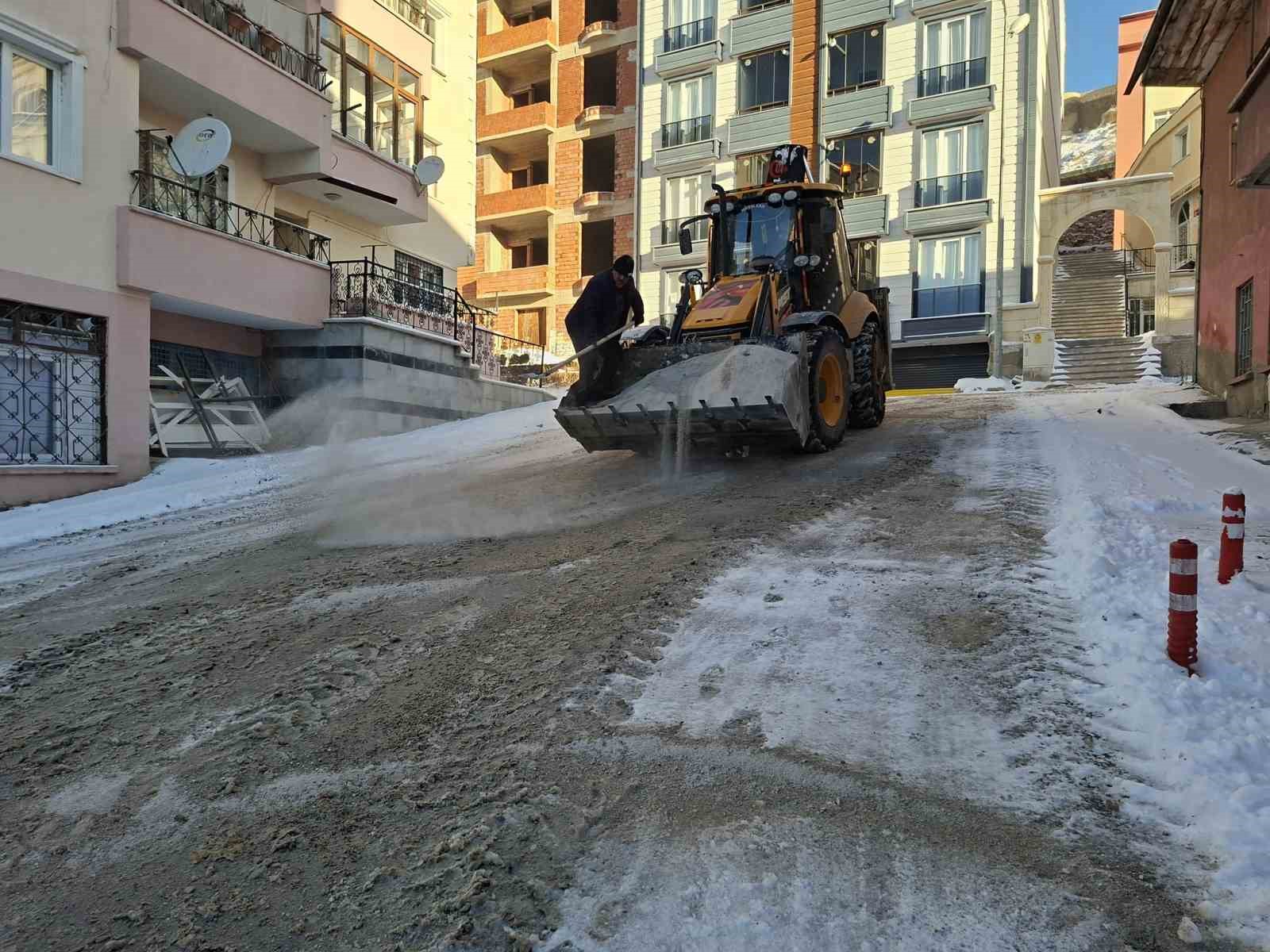 Bayburt’ta buzlu yollara tuz seriliyor

